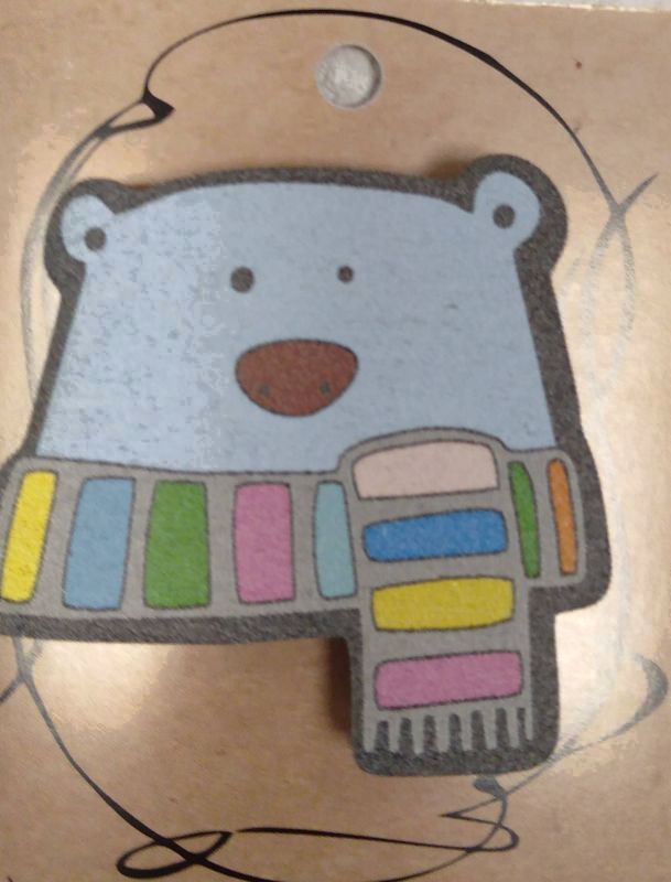 ЗН0015 Стильный деревянный значок "Медведь в шарфе"