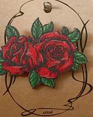 ЗН0071 Стильный деревянный значок "Розы"