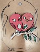 ЗН0057 Стильный деревянный значок "Две птичке в виде сердца"