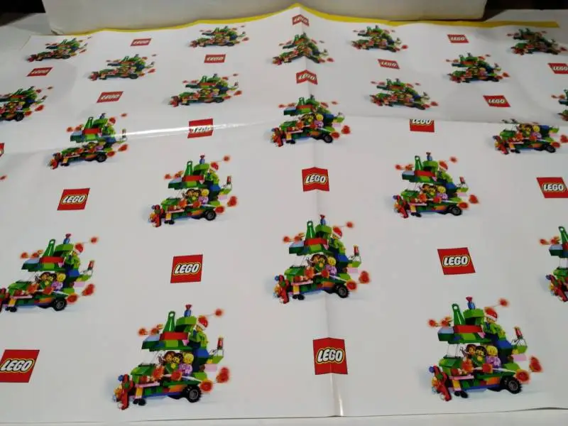 LEGO плотная фирменная упаковочная бумага - 3 листа с разными рисунками (2 желтых и 1 белый). В вакуумной упаковке