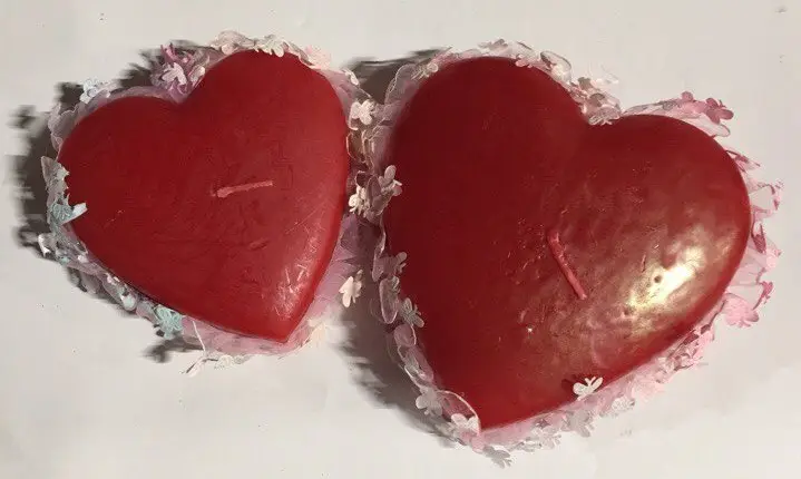 Уценка. Е75300 Свеча сердце красное большое 120х120х40мм в подарочном обрамлении тканью с рюшечками