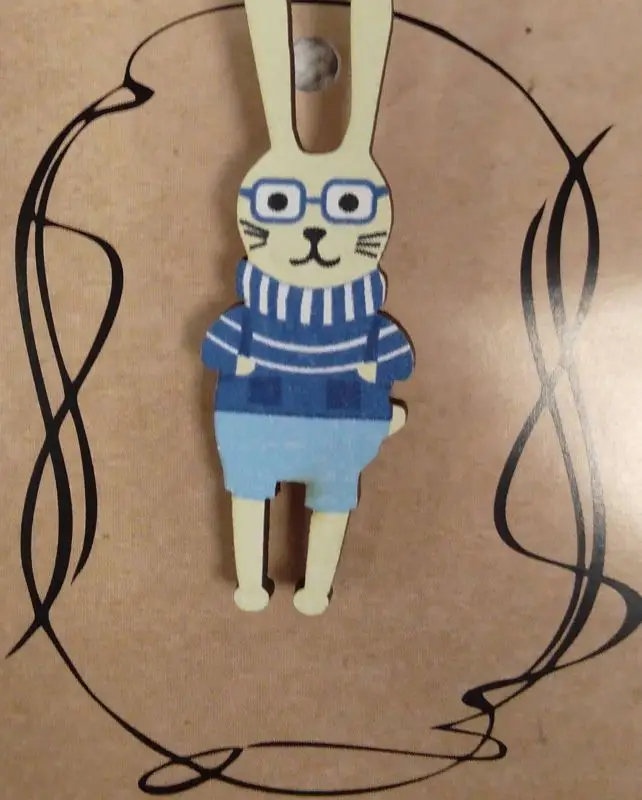 ЗН0052 Стильный деревянный значок "Кролик с рюкзаком"