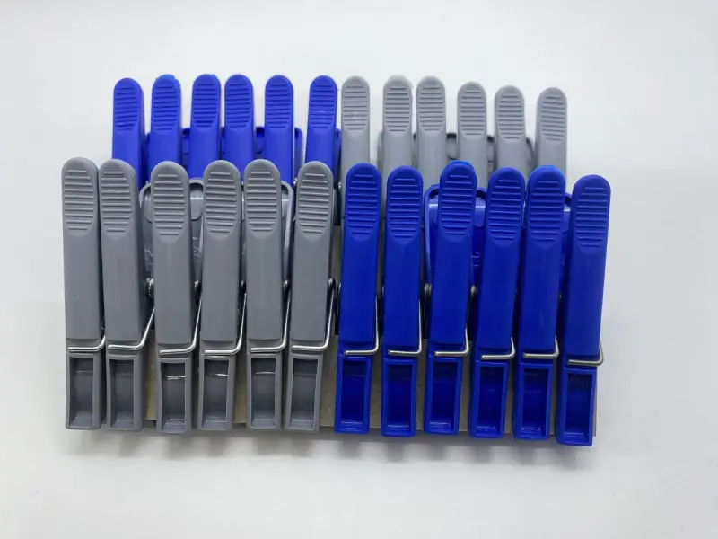 Прищепки пластмассовые серо-синие 24 шт/уп.