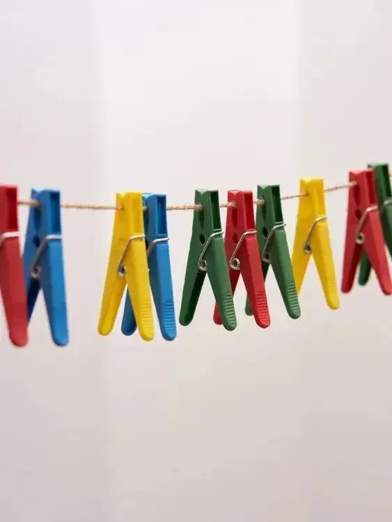 Прищепки пластмассовые желто-синие 24 шт/уп.