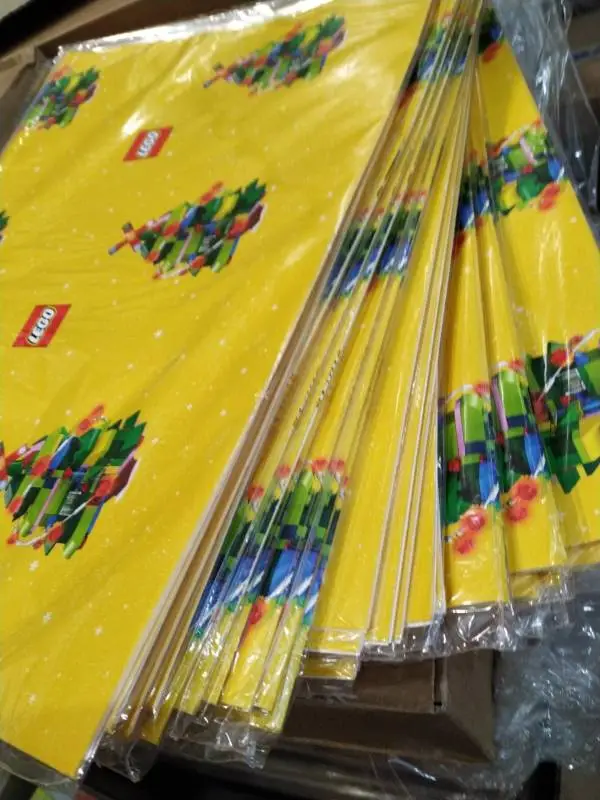 LEGO плотная фирменная упаковочная бумага - 3 листа с разными рисунками (2 желтых и 1 белый). В вакуумной упаковке