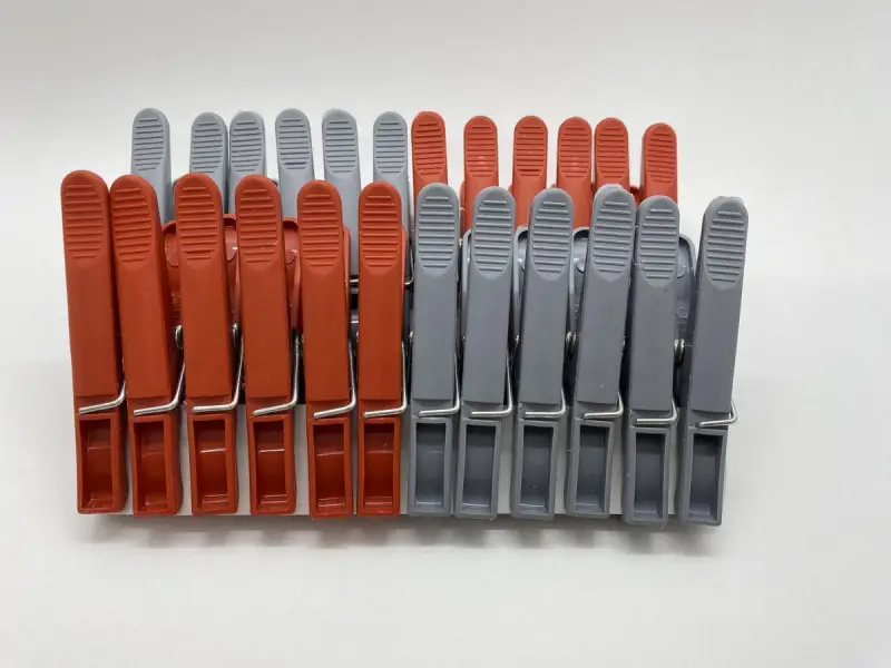 Прищепки пластмассовые красно-серые 24 шт/уп.