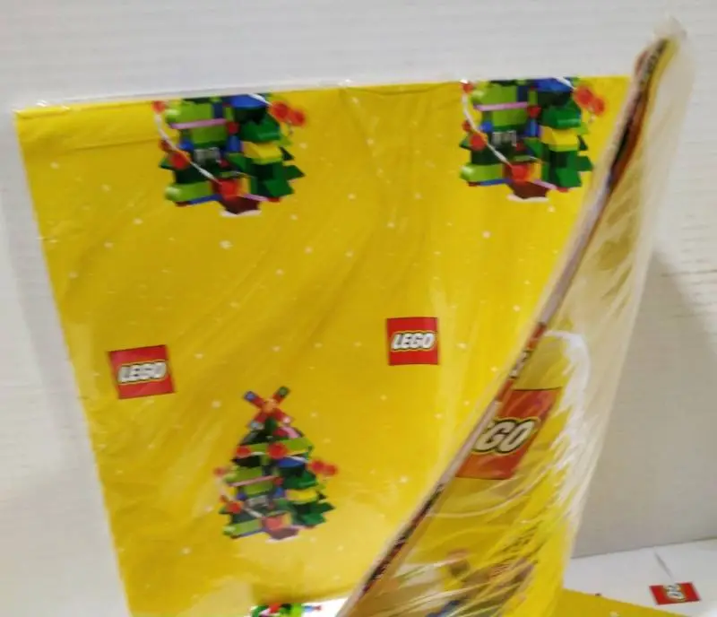 LEGO плотная фирменная упаковочная бумага - 3 листа с разными рисунками (2 желтых и 1 белый). В вакуумной упаковке