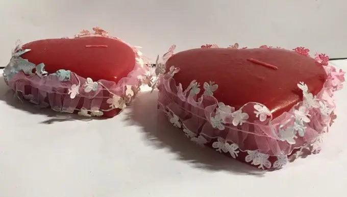 Уценка. Е75300 Свеча сердце красное большое 120х120х40мм в подарочном обрамлении тканью с рюшечками