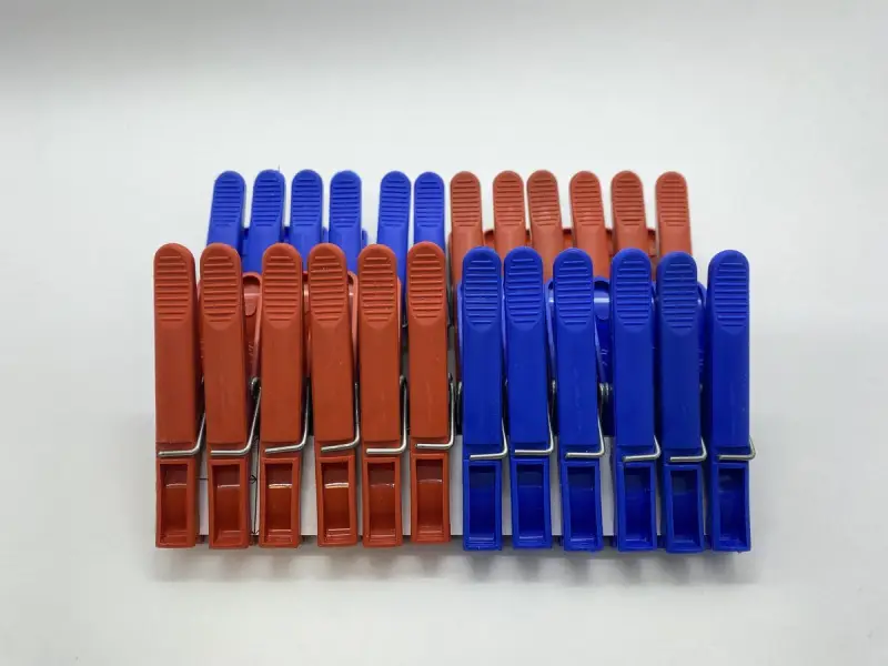 Прищепки пластмассовые красно-синие 24 шт/уп.