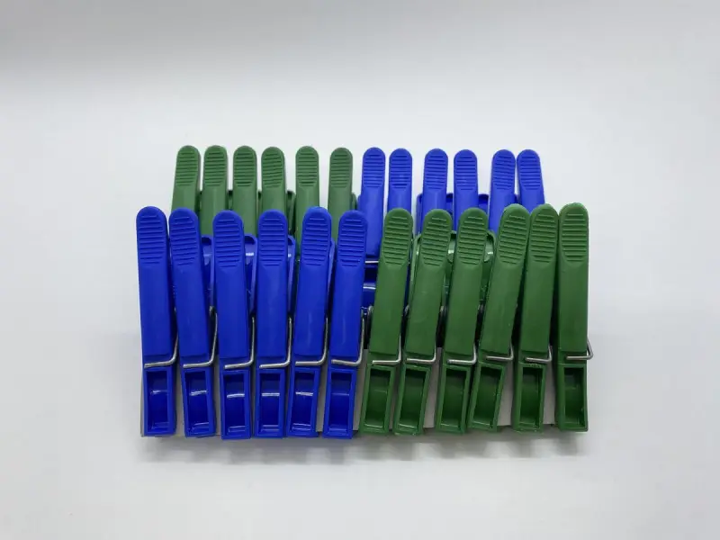 Прищепки пластмассовые зелено-синие 24 шт/уп.